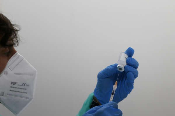 Vaccini Covid aggiornati omicron (o bivalenti), al via la quarta dose: chi potrà farle e come prenotare