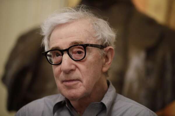 Woody Allen si ferma, il regista annuncia il ritiro: “Un ultimo film, poi mi dedicherò ai romanzi” Woody Allen si ferma, il regista annuncia il ritiro: “Un ultimo film, poi mi dedicherò ai romanzi”