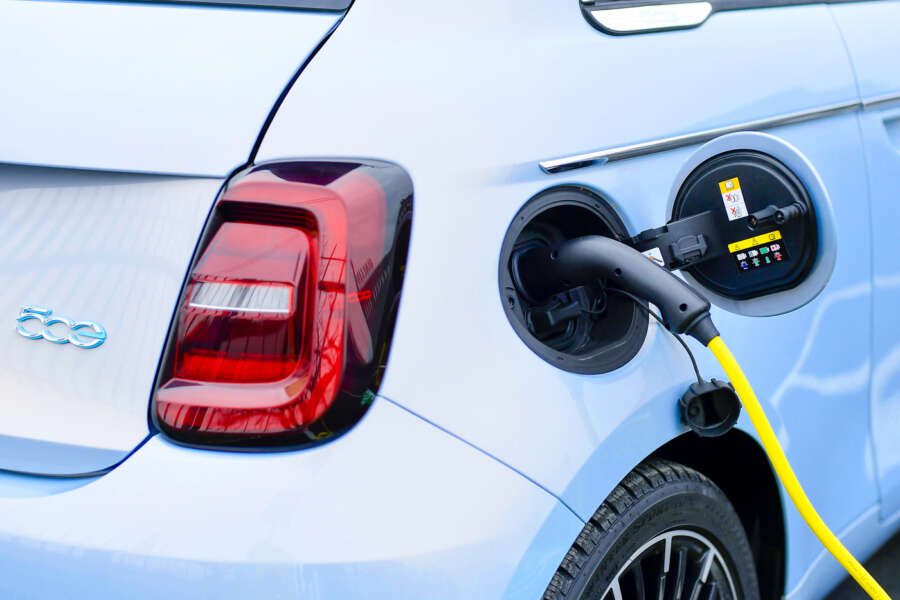 Ecoincentivi auto, torna il bonus per elettriche e ibride: come ottenere il contributo fino a 7500 euro