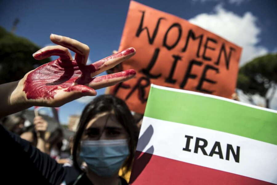 Iran, così la comunità internazionale deve favorire un cambio di regime