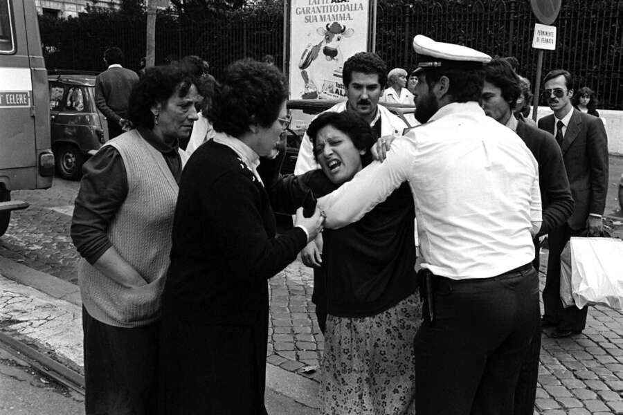 Una immagine d’archivio del 9 ottobre 1982 relativa all’attentato compiuto da un commando palestinese alla sinagoga di Roma in cui mori’ il piccolo Stefano Tache’ Gay, di 2 anni. ANSA