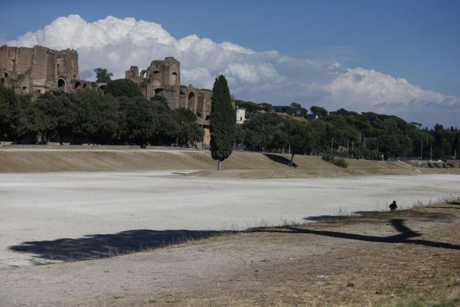 Si spara alla testa al Circo Massimo, mistero a Roma: sentiti due colpi