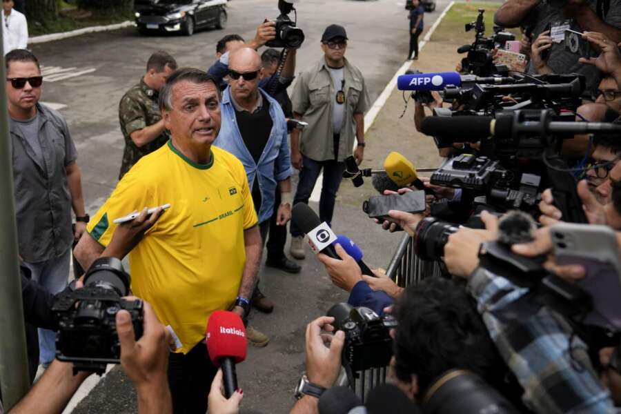 Ballottaggio in Brasile, Bolsonaro promette soldi ai poveri e ora fa paura a Lula
