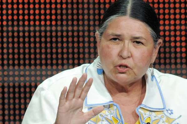 Chi era Sacheen Littlefeather, l’apache ribelle che John Wayne voleva picchiare