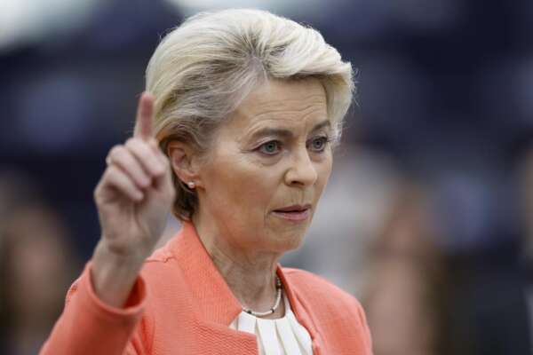 Sanzioni Ue alla Russia, via libera al price cap sul petrolio: von der Leyen ‘gela’ Berlino e apre a tetto al gas per elettricità