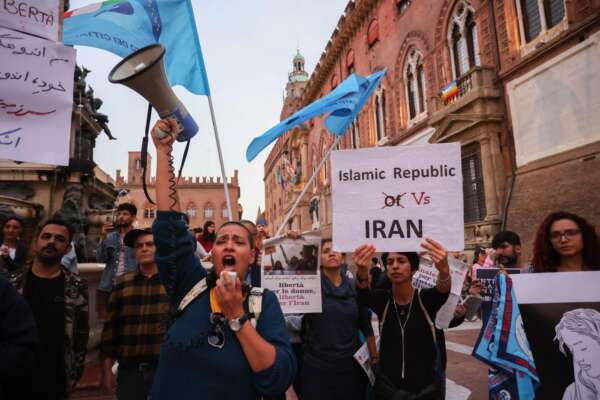 Perché l’Iran reprime le donne: “Il regime ha paura della nostra forza” Perché l’Iran reprime le donne: “Il regime ha paura della nostra forza”