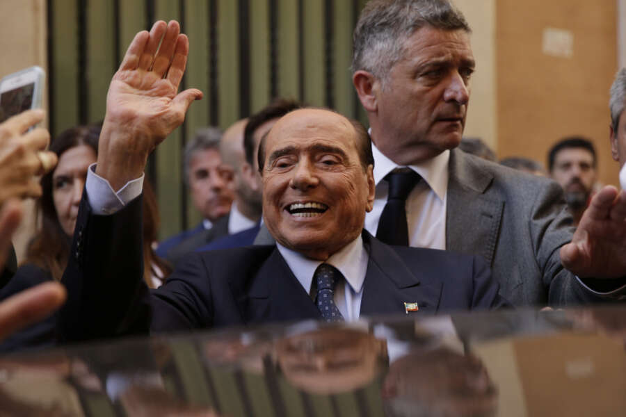 La ‘manina’ dietro gli audio di Berlusconi, caccia alla talpa in un partito divorato dalle faide interne