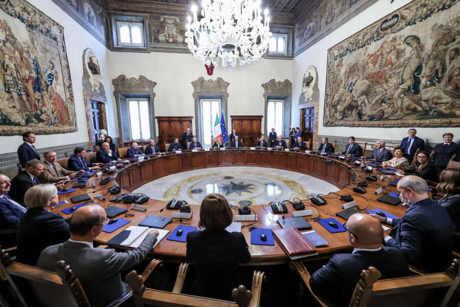 Meloni a Palazzo Chigi, il passaggio di consegne con Draghi per la cerimonia della campanella e il primo CdM: “Uniti per emergenze Paese”
