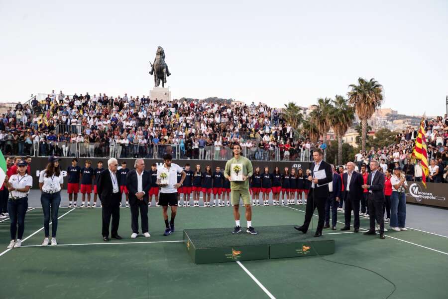 Napoletani autolesionisti, De Giovanni: “Ci lamentiamo per 364 giorni, solo applausi a chi ha organizzato il torneo di tennis”
