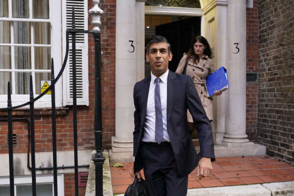 Rishi Sunak nuovo premier inglese, Johnson e Mordaunt si chiamano fuori dalla partita: l’ex Cancelliere conquista Downing Street