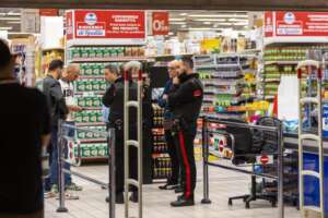 “Rischio emulazione”, Carrefour rimuove i coltelli da tutti i punti vendita italiani dopo la follia di Assago