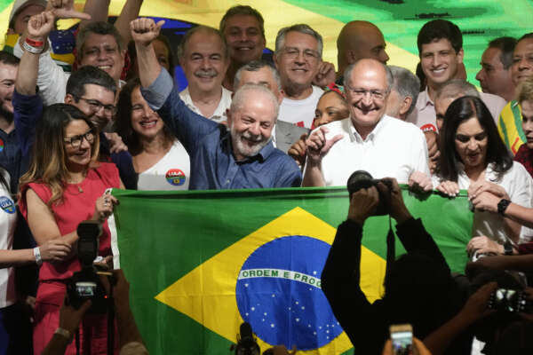Dal carcere al terzo mandato, Lula si riprende il Brasile: due milioni di voti più di Bolsonaro (che tace)