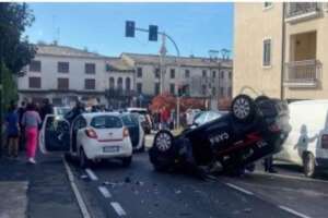 Follia a Treviso, ruba tre auto in sequenza e durante la fuga travolge e uccide ciclista