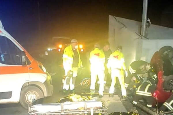 Minicar contro un muro per evitare di investire un gattino: Francesco muore a 15 anni, grave la sorella