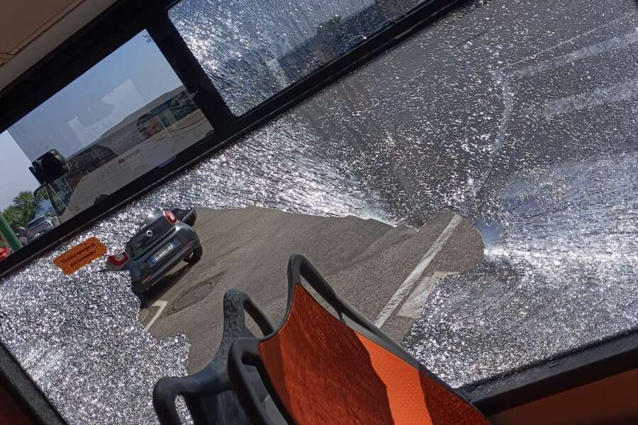 Lancia lucchetto contro autobus, vetri in frantumi e ragazzina di 15 anni ferita agli occhi
