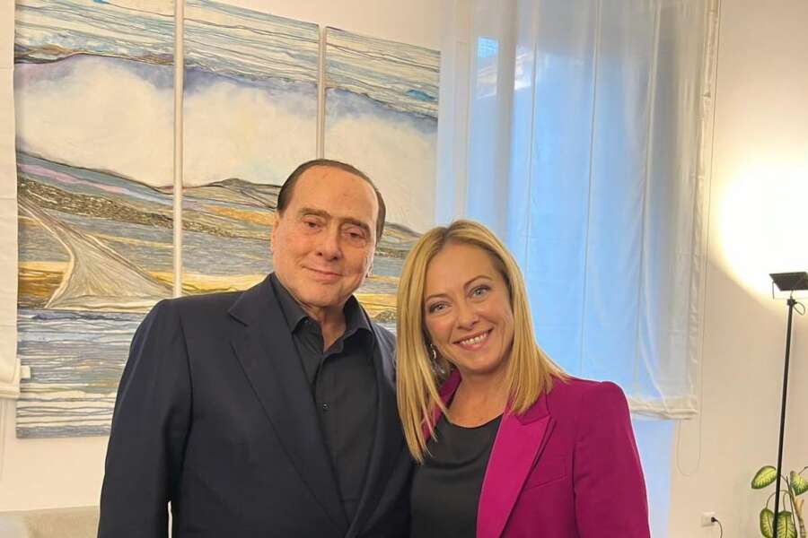 Meloni e Berlusconi “insieme al Quirinale”, la foto sorridenti e i rebus sulla squadra dei ministri