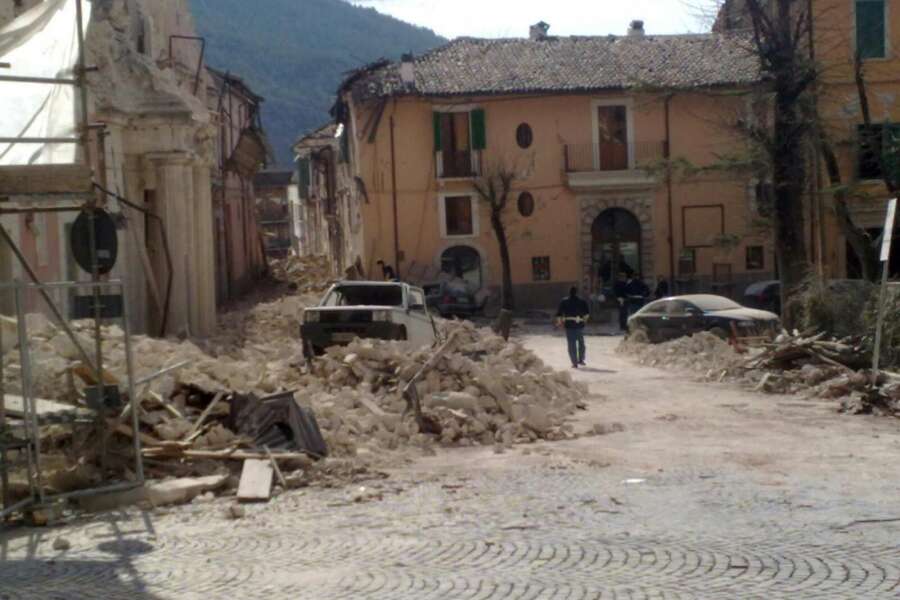 Perché il giudice ha ritenuto corresponsabili i morti tra le macerie de L’Aquila