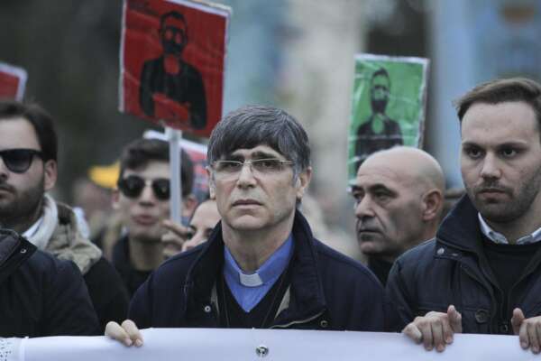 “Sono Papa Francesco”: la telefonata a don Patriciello, l’unico Stato presente nel Parco Verde