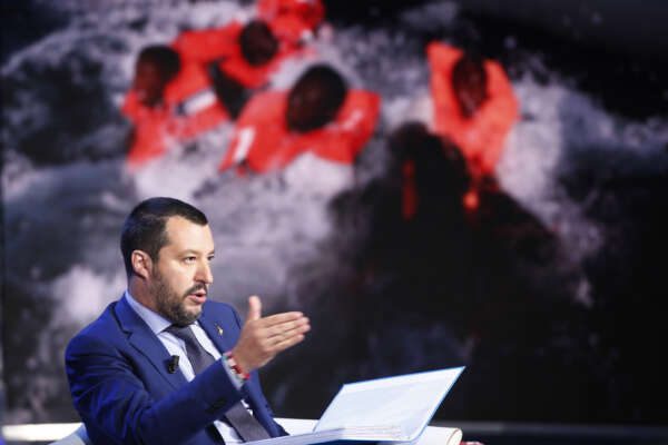Salvini riprende la caccia ai migranti e prende il controllo dei porti Salvini riprende la caccia ai migranti e prende il controllo dei porti