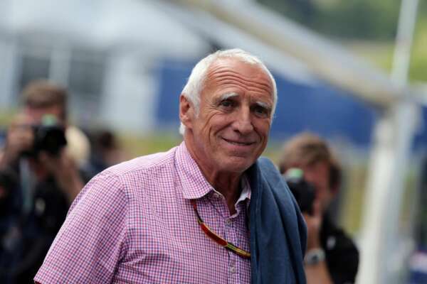 Chi era Dietrich Mateschitz, fondatore della Red Bull morto a 78 anni: re delle bevande energetiche e ‘padre’ di un impero sportivo Chi era Dietrich Mateschitz, fondatore della Red Bull morto a 78 anni: re delle bevande energetiche e ‘padre’ di un impero sportivo