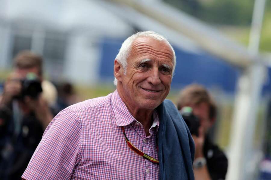 Chi era Dietrich Mateschitz, fondatore della Red Bull morto a 78 anni: re delle bevande energetiche e ‘padre’ di un impero sportivo