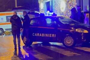 Papà barricato in casa col figlio di 4 anni, l’aggressione all’assistente sociale e la fuga: “E’ armato”