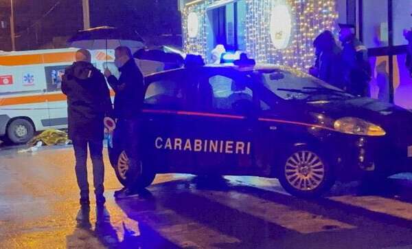 Papà barricato in casa col figlio di 4 anni, l’aggressione all’assistente sociale e la fuga: “E’ armato”