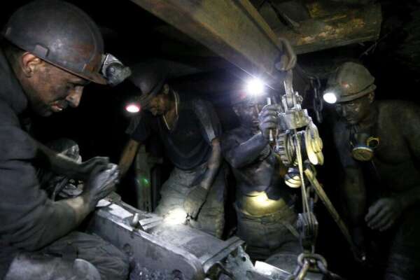 Missili sull’Ucraina, 98 minatori intrappolati nella città di Zelensky: “Abbattiamo un drone iraniano ogni 10 minuti”