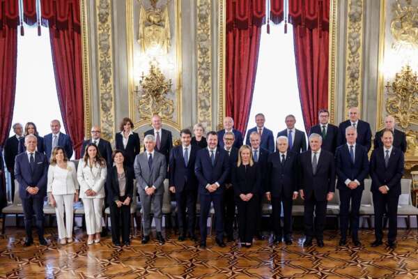 Meloni, il giuramento al Quirinale con i 24 ministri davanti a Mattarella: “Serviremo l’Italia con orgoglio”