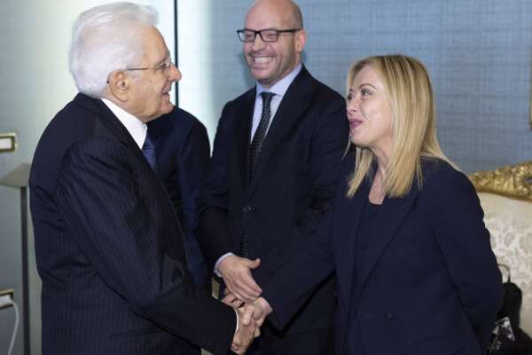 Meloni vuole ‘cancellare’ il Covid, da Mattarella il richiamo alla premier: “Non ancora sconfitto, tenere alta la guardia”