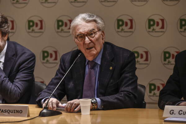 Intervista a Gianfranco Pasquino: “Il Pd per salvarsi faccia come Mitterand”