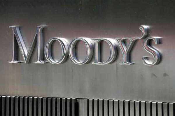 Monito di Moody’s all’Italia: “Attenti o vi declassiamo”