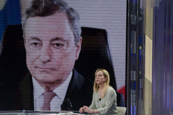 Perché la Meloni accusa Draghi di ritardi sul Pnrr: cosa c’è dietro lo scontro