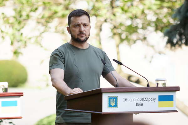 Zelensky non vuole la pace, Putin prepara test nucleari: lo schiaffo al Papa (e Musk)