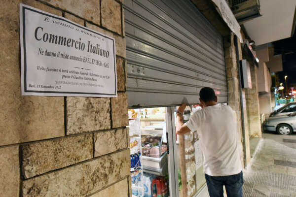 Caro bollette, sarà un 2023 nero tra fallimenti, licenziamenti e inflazione alle stelle