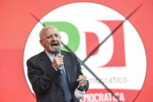 Sarcasmo e offese contro Fontana e Salvini, la strategia di De Luca non convince più