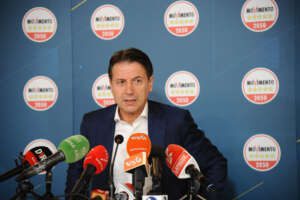 In piazza per la pace nonostante Giuseppe Conte In piazza per la pace nonostante Giuseppe Conte