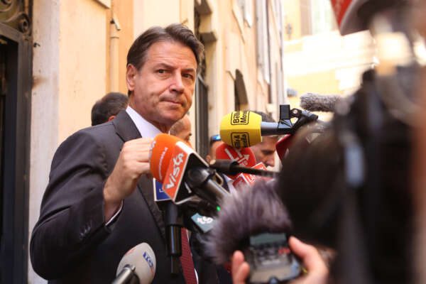 Le mani di Conte sul tesoretto della pace: l’avvocato del popolo prova a prendere la guida dell’opposizione