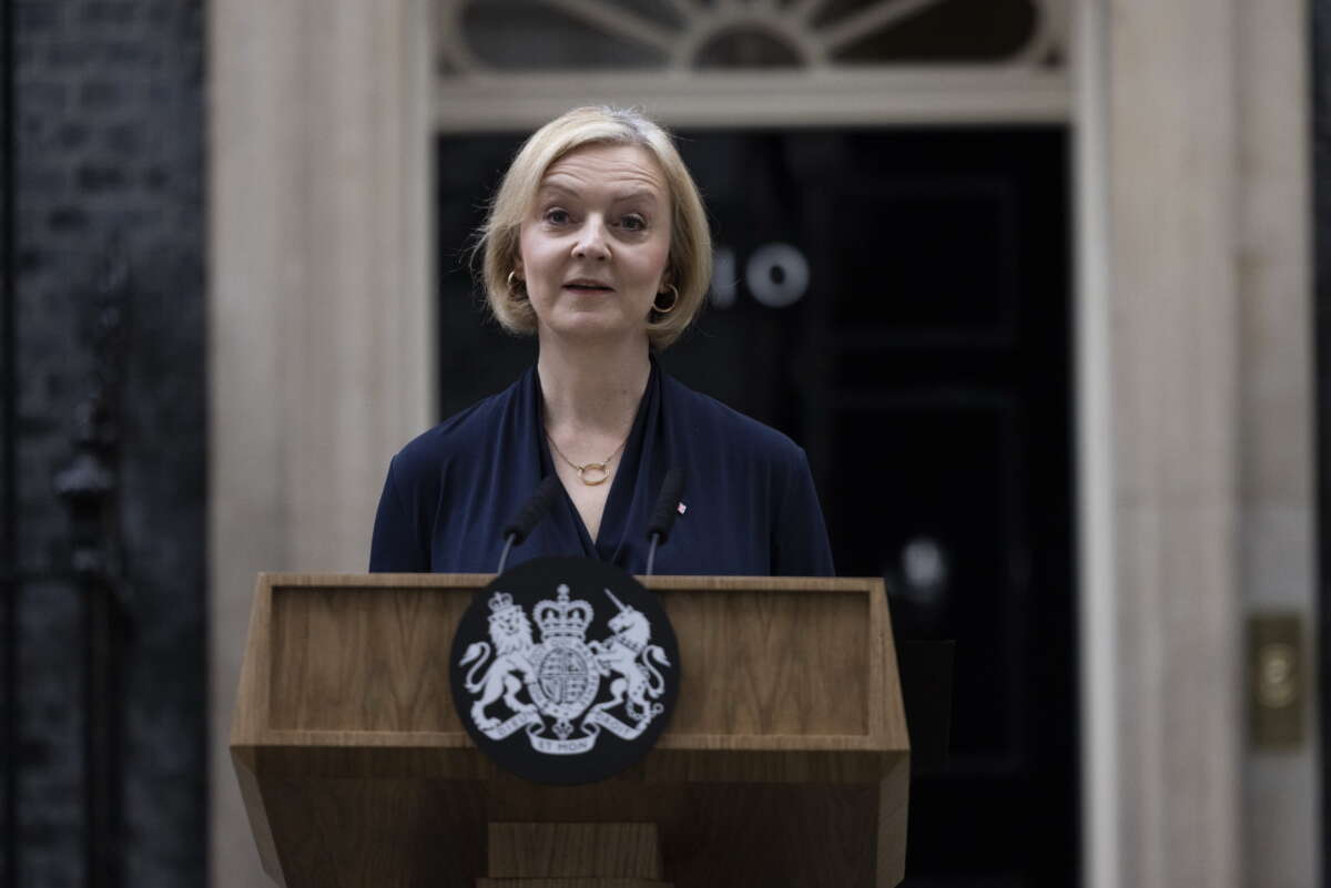 Perché Liz Truss si è dimessa dopo 45 giorni di scelte folli