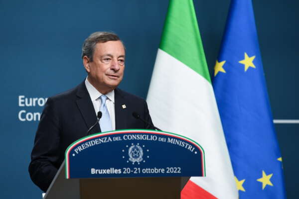 Draghi saluta Palazzo Chigi con l’ultimo colpo sul gas: “Arrivederci ragazzi”
