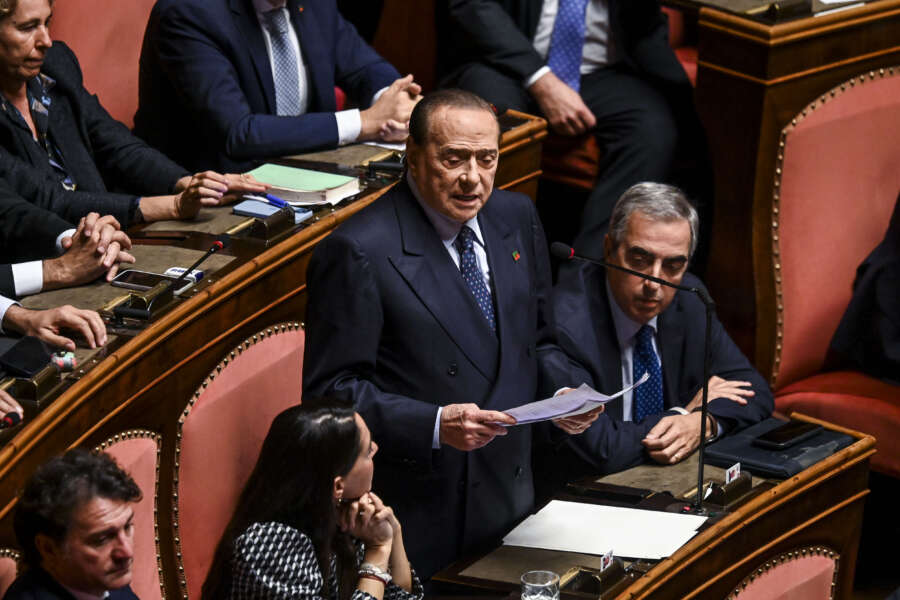 Berlusconi vota la fiducia al governo, ma è l’oppositore più temuto dalla Meloni