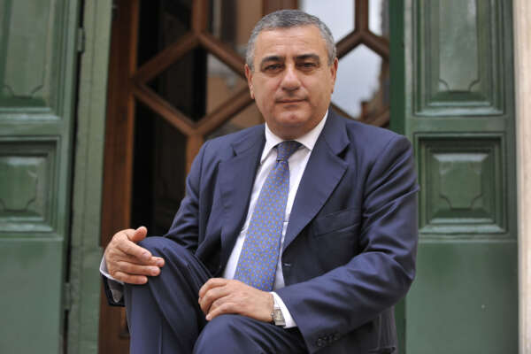 Luigi Cesaro affronta i pm, si costituisce e va ai domiciliari: “Dimostrare innocenza”