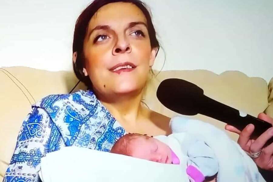 La storia di Manuela, mamma a 42 anni senza saperlo: “Pensavo di essere in menopausa”