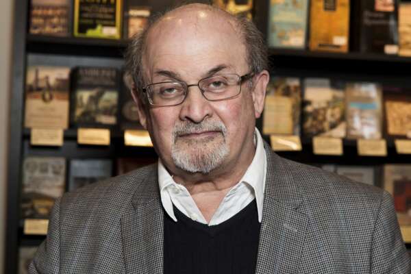 “Salman Rushdie ha perso la vista da un occhio e l’uso di una mano, ma sopravviverà”, la rivelazione dell’agente dello scrittore dopo l’attentato