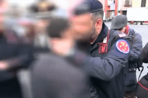 La storia di Mario e Vito: litiga con la compagna e minaccia il suicidio. Carabiniere lo salva, l’abbraccio in stazione