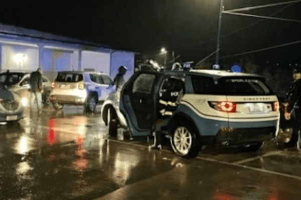 Rapinatore ucciso dalla polizia, inseguimento, spari e chiodi per la fuga: presa banda d’assalto