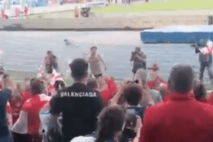 Il video di Kvaratskhelia che lancia la maglia ai tifosi georgiani, uomo la intercetta e fugge via