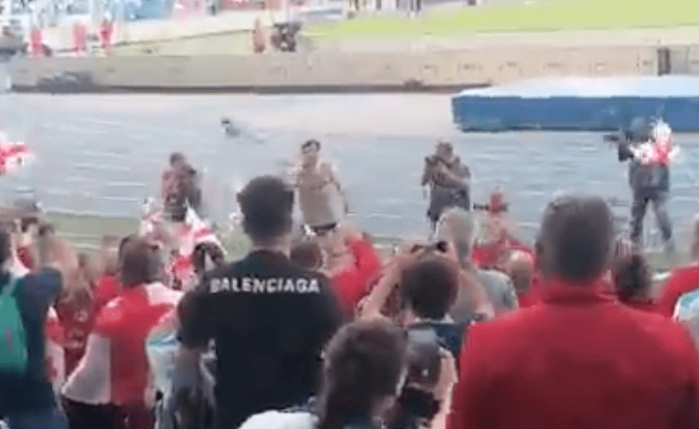 Il video di Kvaratskhelia che lancia la maglia ai tifosi georgiani, uomo la intercetta e fugge via
