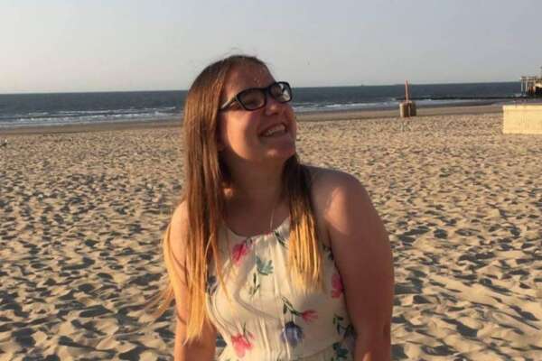 Shanti De Corte, la 23enne sopravvissuta all’attentato di Bruxelles sceglie l’eutanasia per la depressione: “Sono un fantasma”