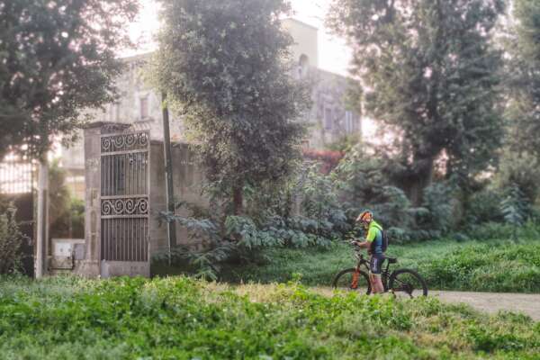 200 ciclisti tra Napoli e i Campi Flegrei, attraversano un varco del Museo e Real Bosco di Capodimonte chiuso dal dopoguerra